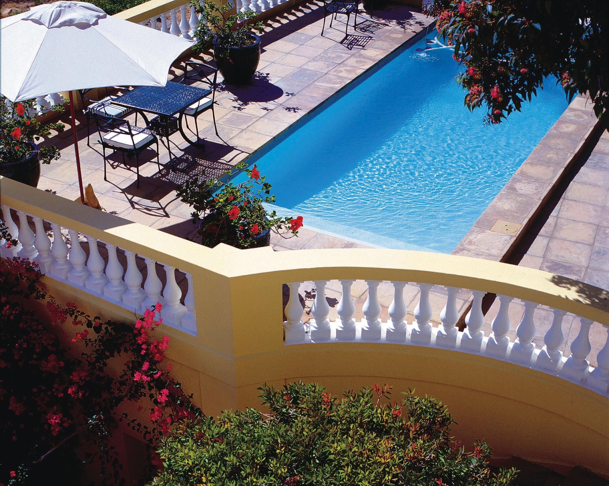 Colona Castle Hotel Lakeside Exterior photo